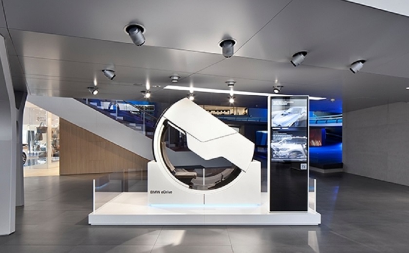 透明滑軌屏應(yīng)用 科技展廳中的透明滑軌屏應(yīng)用