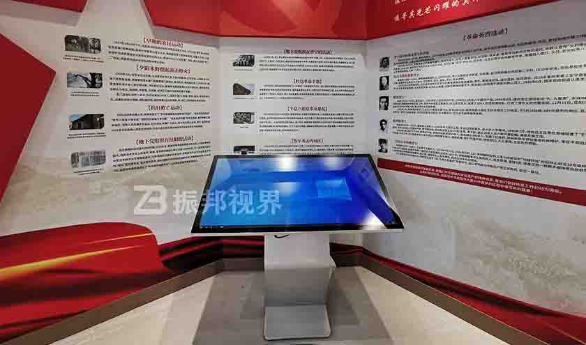 落地式觸摸一體機(jī) 展廳中的落地式觸摸一體機(jī)