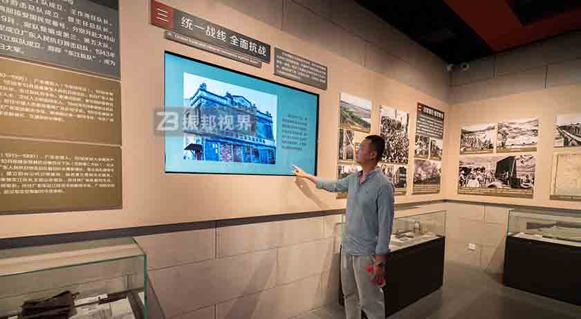 壁掛式一體機(jī) 展廳中的壁掛式一體機(jī)