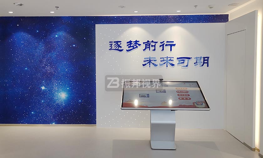 電子簽名一體機(jī) 企業(yè)展廳中的電子簽名一體機(jī)