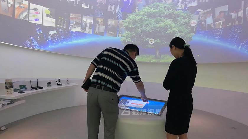 電子簽名拍照一體機 企業(yè)展廳中的電子簽名拍照一體機