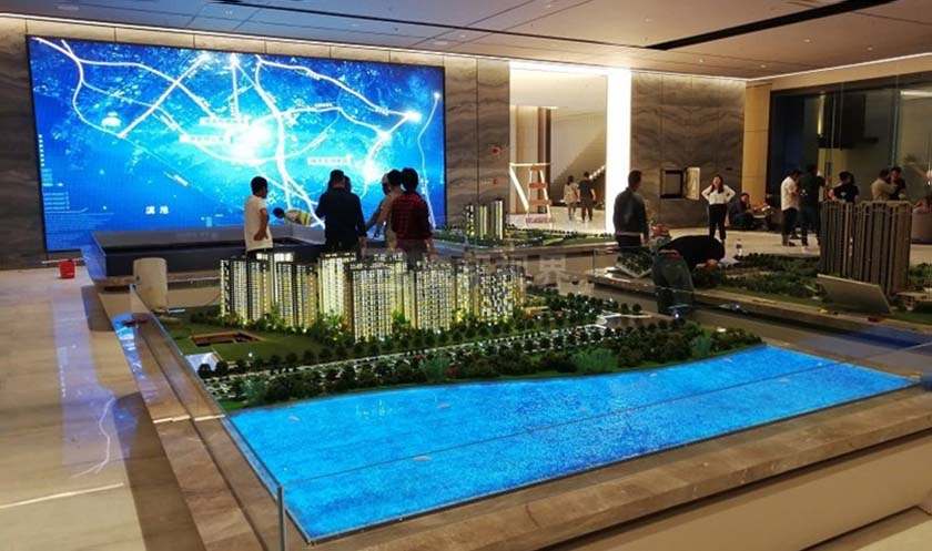 多媒體互動沙盤 地產(chǎn)展廳中的多媒體互動沙盤