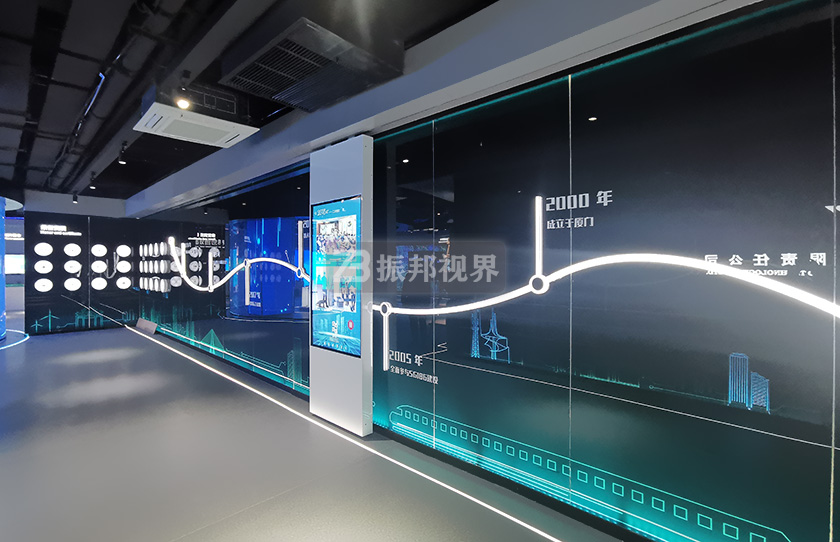 數(shù)字科技展廳中的互動滑軌屏 數(shù)字科技展廳中的互動滑軌屏